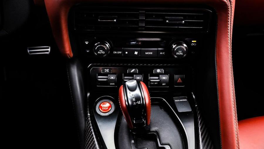 Детали интерьера Nissan GT-R Pure (R35) 2017 года  (NA) (фото 21 из 21)